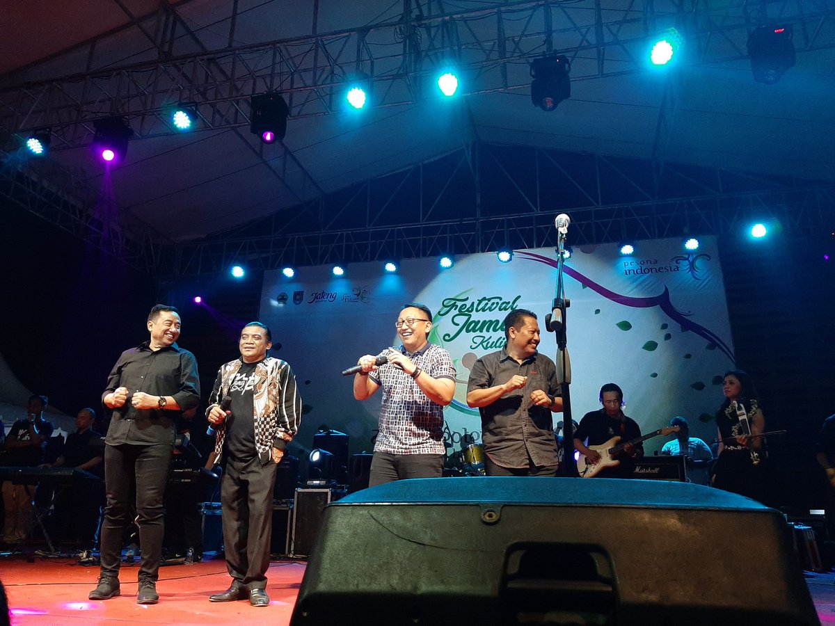 Ada om Didi Kempot Festival Jamu dan Kuliner Jawa Tengah 2019
Lapangan Ex Batalyon Cilacap 

#sobatambyar
#festivaljamudankuliner2019
#cilacap

Cc <a href="/humasjateng/">Humas Jateng</a> , @humaspemcilacap <a href="/disporaparjtg/">Disporapar Jateng #JelajahJatengSekarang</a> <a href="/Sinoeng69/">Sinung N. Rachmadi</a> <a href="/TattoSPamuji/">Tatto Suwarto Pamuji</a> <a href="/GenmileCilacap/">GenPI Cilacap</a> <a href="/GenPIJateng/">GenPIJateng</a> <a href="/my_cilacap/">Cilacap Twit</a> <a href="/VisitJawaTengah/">Visit Jawa Tengah</a>
