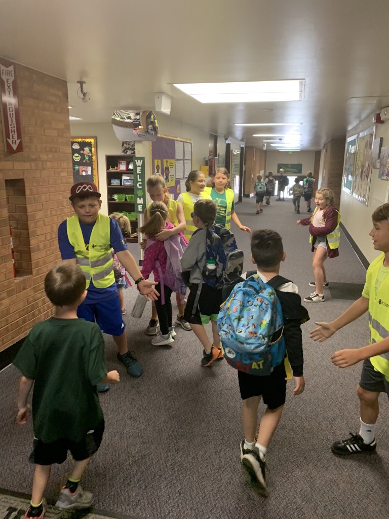 teamGGES's tweet image. Every one should be greeted with a hello, a smile, a kind word, or a high five EVERYDAY. Thank you to our “Peers for Peace” who helped make sure every student had a warm welcome as they walked into school today. #StartWithHello #TeamJeffco #KidsDeserveIt @teamGGES