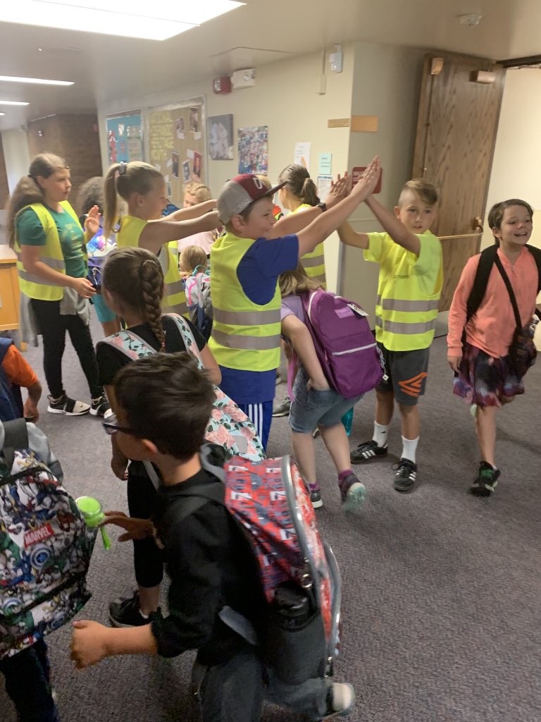 teamGGES's tweet image. Every one should be greeted with a hello, a smile, a kind word, or a high five EVERYDAY. Thank you to our “Peers for Peace” who helped make sure every student had a warm welcome as they walked into school today. #StartWithHello #TeamJeffco #KidsDeserveIt @teamGGES
