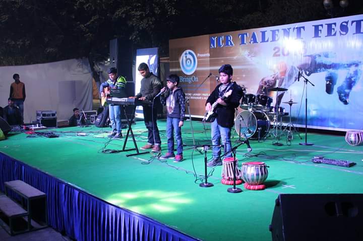 TuneEacademy's tweet photo. Mega Jam Session @ Swarn Jayanti Park - 24th Dec,18
#bandperformance #danceperformance #soloperformance #groupperformance
#TuneEJamSession #TuneEAcademy #MusicAndDanceAcademy #MusicClasses #DanceClasses #Indirapuram #liveperformances https://t.co/kyWl69CZPO