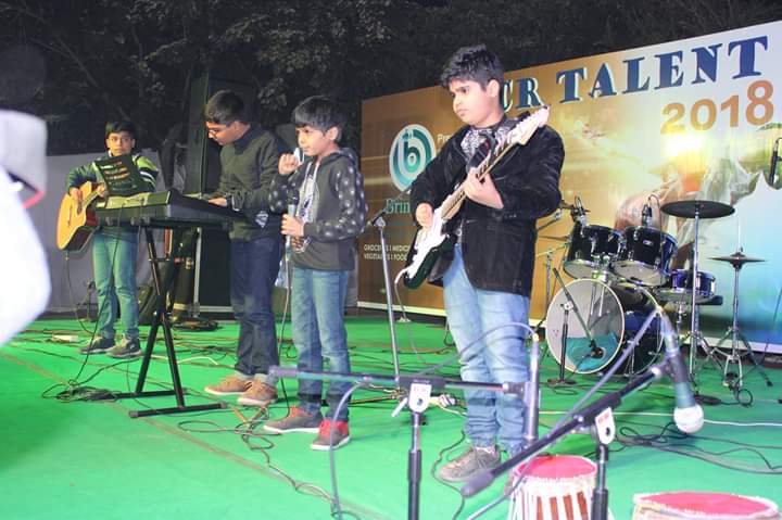 TuneEacademy's tweet photo. Mega Jam Session @ Swarn Jayanti Park - 24th Dec,18
#bandperformance #danceperformance #soloperformance #groupperformance
#TuneEJamSession #TuneEAcademy #MusicAndDanceAcademy #MusicClasses #DanceClasses #Indirapuram #liveperformances https://t.co/kyWl69CZPO