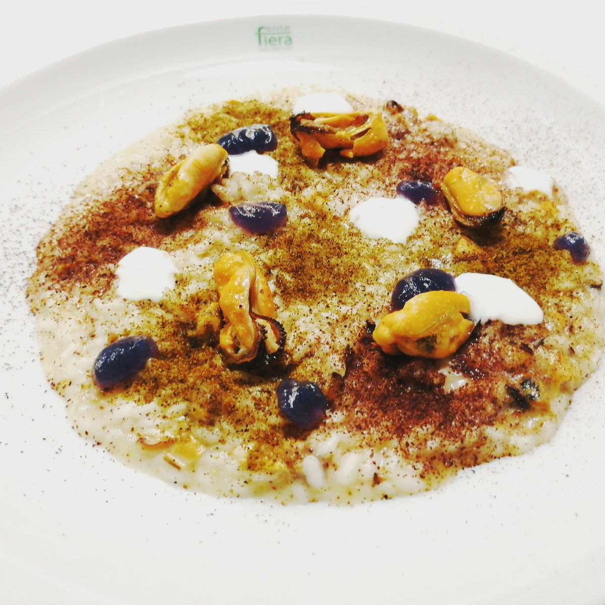 Certi giornalisti sanno pure cucinare. E bene! Mario Stramazzo vince il #Risotto del Giornalista. Sua la ricetta burrata, cozze di #Pellestrina e peperoni. Meraviglia! #iloverisotto