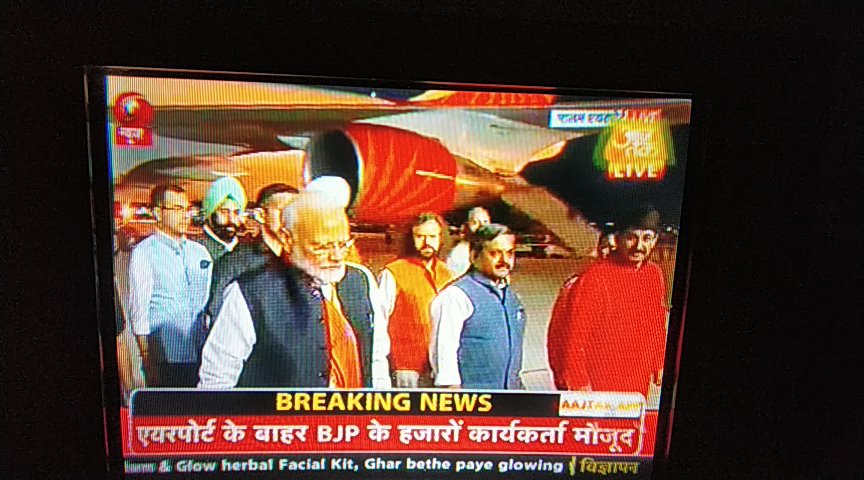 SiddhinathSingh's tweet image. #IndiaWelcomesModi
#ModiCreatesHistory
#WelcomeBackPMModi
#IndiasPrideModi  
A true statesman, A world leader!
No PM has every got such a grand #welcomeback in the country.
People flooding outside Palam Airport to welcome the nations hero, PM @narendramodi.
 
@smritiirani