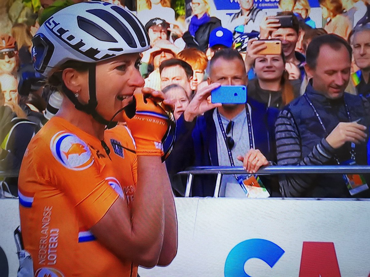Later als ik groot ben wil ik ook 104 km solo in de aanval kunnen rijden, terwijl alles achter mij in kramp aan het trekken is 😱 <a href="/AvVleuten/">Annemiek van Vleuten</a> 🎩👑 #WKYorkshire
