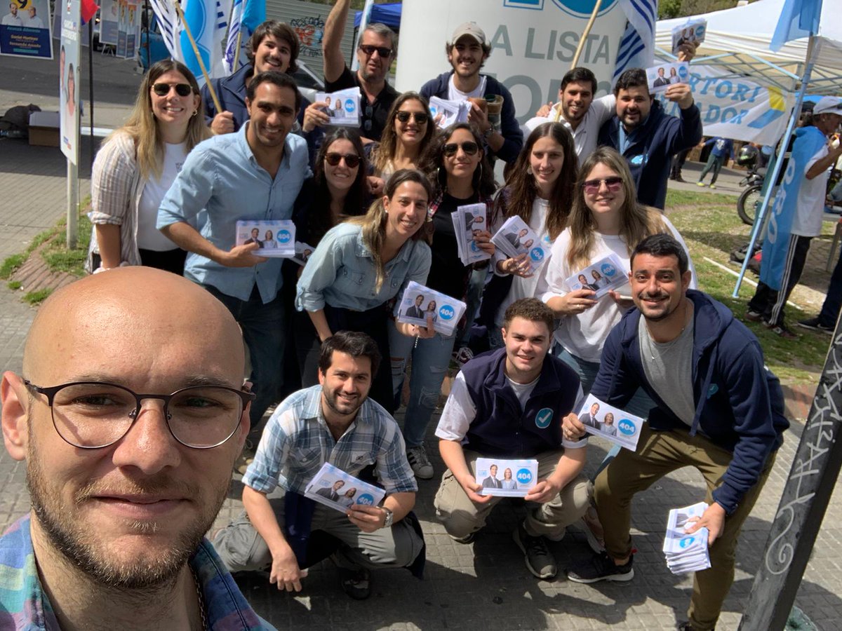 Militante_404's tweet photo. Estamos en la cancha con #LaListaDeLuis #La404
#EsAhora @LuisLacallePou Presidente #LoQueNosUne https://t.co/B608e5yGXb