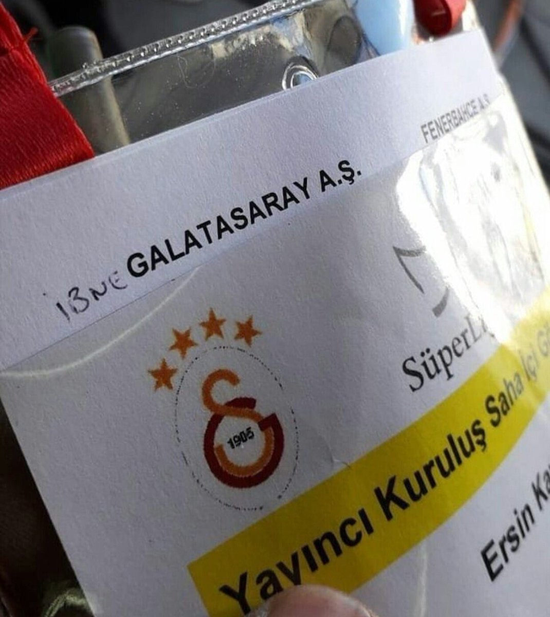 Şuan tribündeki bir arkadaşımızdan gelen fotoğraf bu şahıs Bein sport görevlisi Ersin Kaya nasıl oluyor da yayıncı kuruluş personeli böyle laubali ve saygısız olabiliyor RT yapıp gerekenin yapılmasını sağlayalım herkes haddini bilsin artık