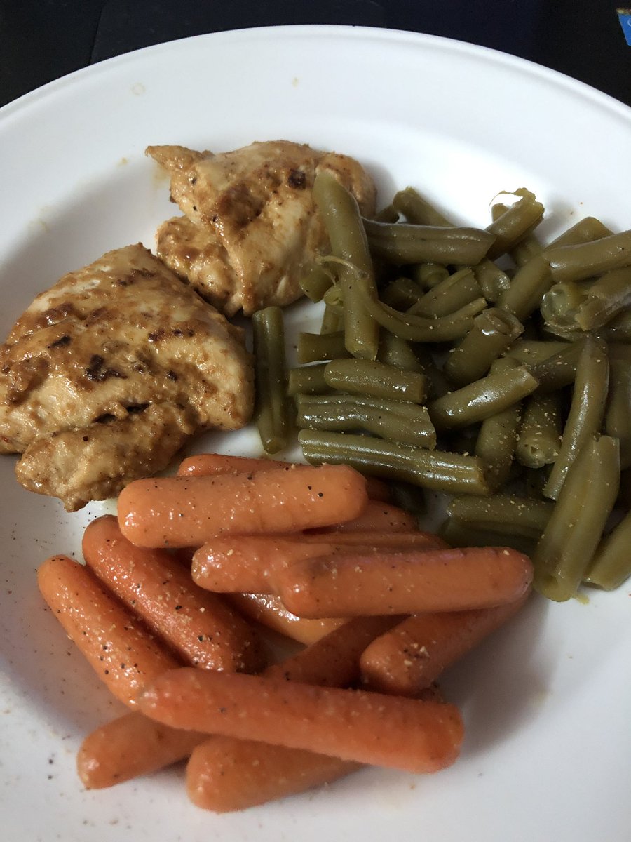 poetgirl925's tweet photo. No fancy plating job, but I experimented with a Greek yogurt, honey and spices marinade for my chicken and it’s SO GOOD! I also made honey spiced carrots and green beans. Yum 😋 #weekendcookingadventures https://t.co/hZTkz5Jw9Y