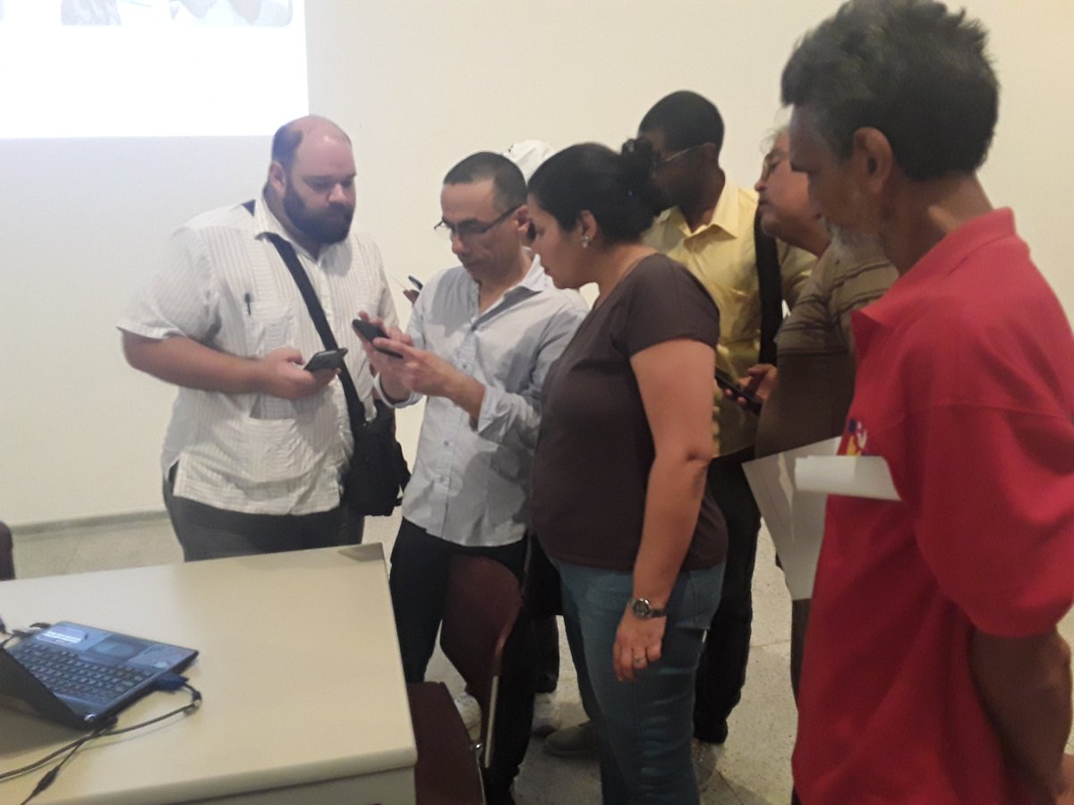 #EnFotos parte de la práctica del taller "Producción audiovisual con dispositivos móviles" los participantes aclaran dudas con el facilitador Sergio Arria. #Sala7 del <a href="/mbaccs/">Museo Bellas Artes</a> encuentro #InnovamosoErramos
#FMN #MBA #InnovamosoErramos #talleresformativos #practica
