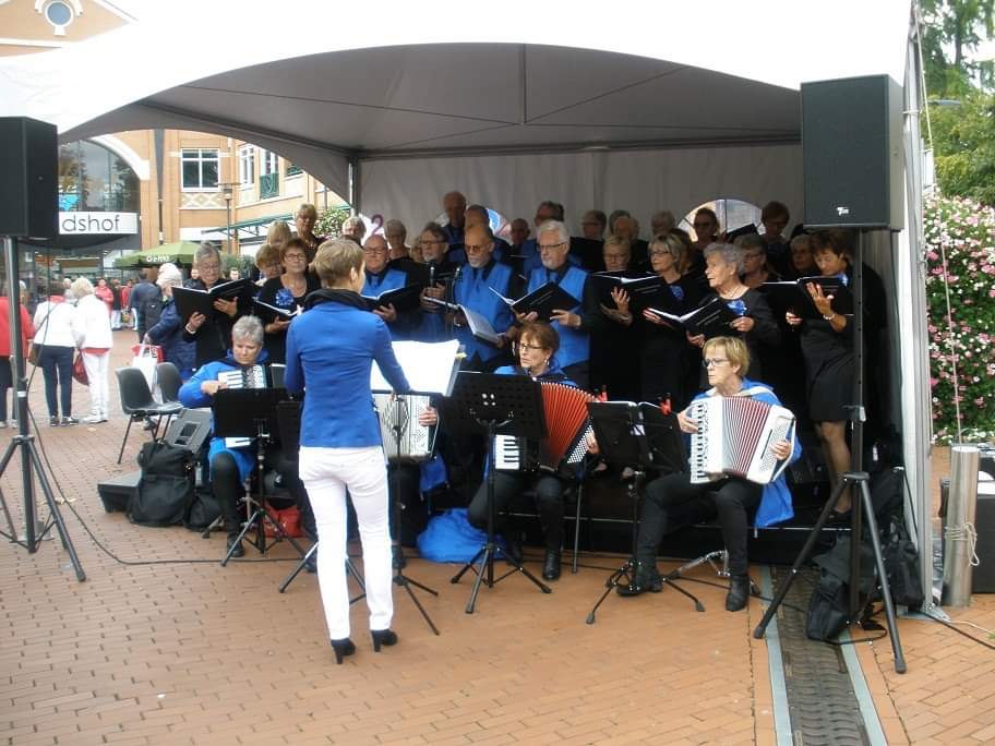 HannieHermes's tweet photo. Vandaag opgetreden met
'Het Zwanentranenkoor'
tijdens Korendag ..
bij KOM Oosterhout.
#ginggoed #wasleuk
#endeweergodenwarenonsgunstiggestemdwantwehieldenhetdroog https://t.co/LfNqXKtQIi