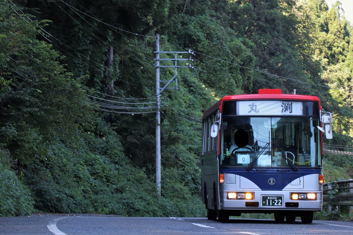 MeicloMickey's tweet photo. 9月27日(金) 新潟交通観光 津川営業所
H1122-N KK-RM252GAN 元:名古屋市営バス MN-20
粟瀬・丸渕線
初めて当車に乗った時に入ったのがこの路線、個人的に思い出深いです
途中上川支所まで室谷線と経路は同じですが、そこから進路を東に。道はずっと広めですが、末端には雰囲気ある細道があります https://t.co/VmJ0Tqvib7