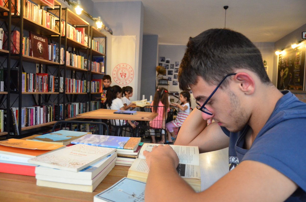 nazmicaykara's tweet photo. Gençlik ve Spor Bakanlığı destekli "Yaşam Işığım Fotoğraf" projesi FOTOĞRAF KAFE' de Fotoğraf ve kitapla buluşurken, ikramlarımızla zamanı değerlendiriyorlar.
"MANİSA HER YERDE OKUYOR"
@kasapoglu
@ozturkyunus45
#gsbgencliksporbak
#gençlikprojeleridestekprogramı
#mafod https://t.co/KXrvzgz8T3