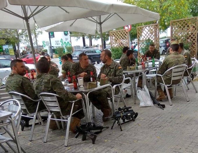 josepalay's tweet photo. Spanish Army troops in Catalonia with automatic weapons and a couple of beers... https://t.co/vX7wkttpVG