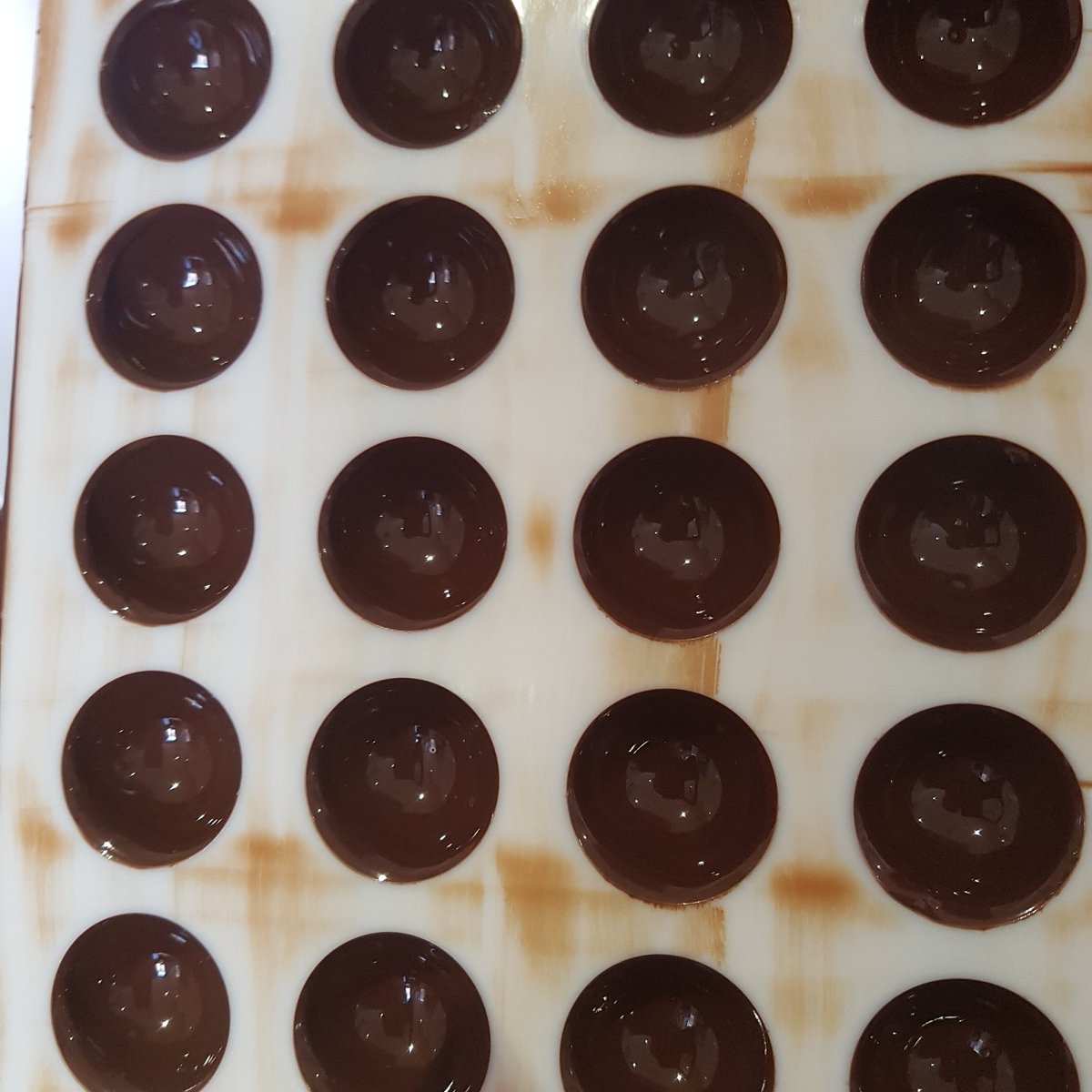 Did you know, the key to getting a shine on your chocolate is correct tempering? ⁣

If you'd like to learn more about this, my next chocolate workshop is on 14th November at 18:30 in <a href="/mrsbkitchen/">Mrs B's Kitchen</a>.⁣
⁣
Dare I say to get you in the Christmas spirit?!

Now, who's in?! 😆

⁣