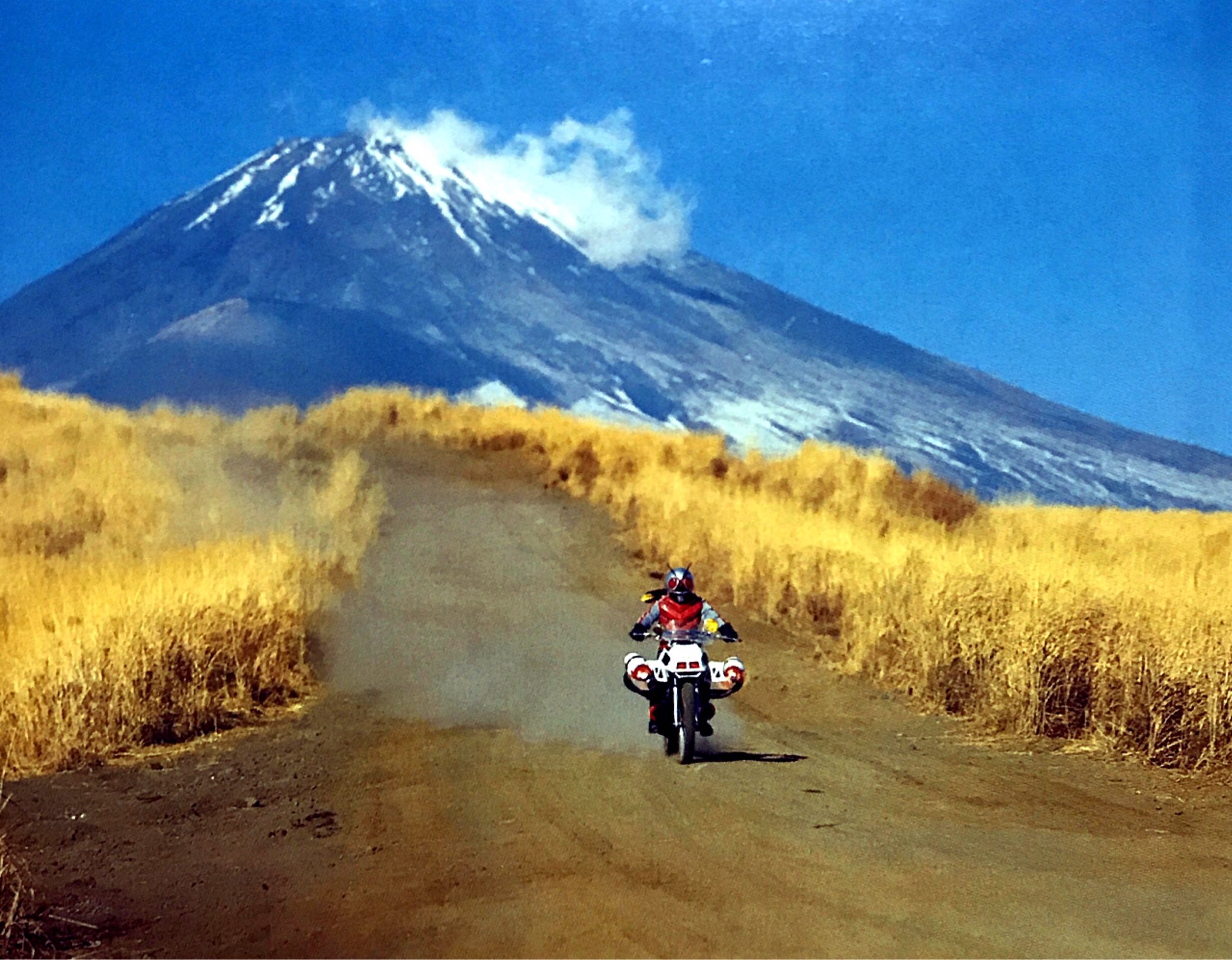 The雄 仮面ライダーx Opより雄大な富士山をバックにクルーザーを走らさるxライダー 撮影場所は御殿場市にある陸上自衛隊 滝ヶ原駐屯地の東富士演習場にて行われたとの事 仮面ライダーx 特撮 昭和ライダー 石ノ森章太郎 T Co 3t7rj9emdp