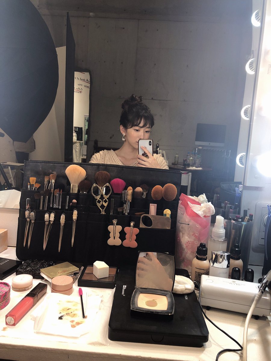 yukarihime04's tweet photo. JUiLOアンバサダーで
「ar 12月号」の撮影でした☺️
伊藤奈月ちゃんとJUiLOを持っていろんなポージング✨
ツヤ肌メイクも衣装も可愛かった💗
憧れの全国ファッション誌…嬉しい🥺
いつも応援してくれるみんなのお陰だ〜ありがとう😊💓
姫の手、どーれだ?🤚🏻笑
#JUiLO
#ほくりくアイドル部 https://t.co/nKmjHC4nHM