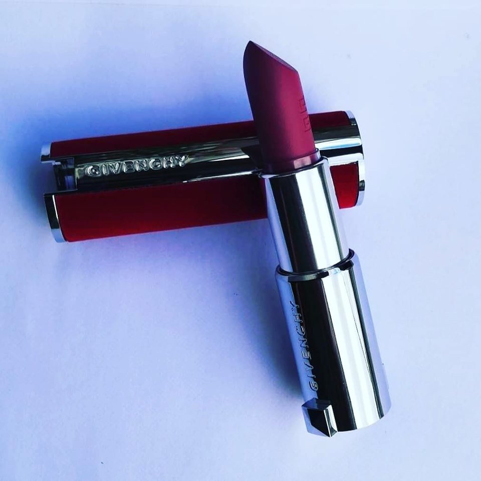 TesteuseA's tweet photo. j adore la texture si lisse et belle finition velour 
#givenchy #givenchybeauty #rougealevres #roseboise https://t.co/nvD7jhmrnW