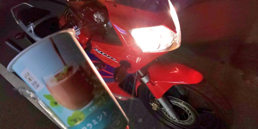 F35299269's tweet photo. cb子、修理完了。

フロントフォーク修理
ブレーキフルード交換
チェーン新品に交換
先々週はバッテリーも新品に交換

金かかるわ～...(^o^; 💰️

でもこれで、来月、仲間と安心してツーリングに行ける！飛ばすぜ(^^)v！

ミンナイッ♪
クラクション♪
ベイベーー♪♪ 

#CBR125R #jc34 https://t.co/JvFlie5te1