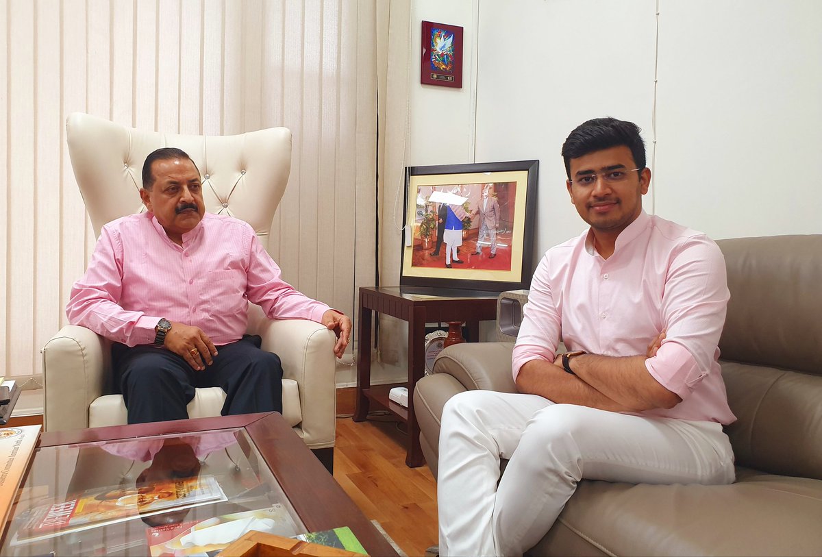 Tejasvi_Surya's tweet image. ಇಂದು ಕೇಂದ್ರ ಸಚಿವ ಜಿತೇಂದ್ರ ಸಿಂಗ್ ರವರನ್ನು ಭೇಟಿ ಮಾಡಿ ಕೇಂದ್ರ ಸರ್ಕಾರದ ಎಲ್ಲಾ ಪರೀಕ್ಷೆಗಳನ್ನು ಸಂವಿಧಾನದ 8ನೇ ಶೆಡ್ಯೂಲ್ ನ ಎಲ್ಲಾ ಭಾಷೆಗಳಲ್ಲೂ ಬರೆಯಲು ಅವಕಾಶ ಮಾಡಿಕೊಡಬೇಕೆಂದು ನೀತಿಯನ್ನು ಸರ್ಕಾರ ರೂಪಿಸಬೇಕೆಂದು ಮನವಿ ಮಾಡಿದೆನು. 

ಮನವಿಯನ್ನು ಧನಾತ್ಮಕವಾಗಿ ಪರಿಗಣಿಸುತ್ತೇವೆ ಎಂದು ಸಚಿವರು ಹೇಳಿದರು.