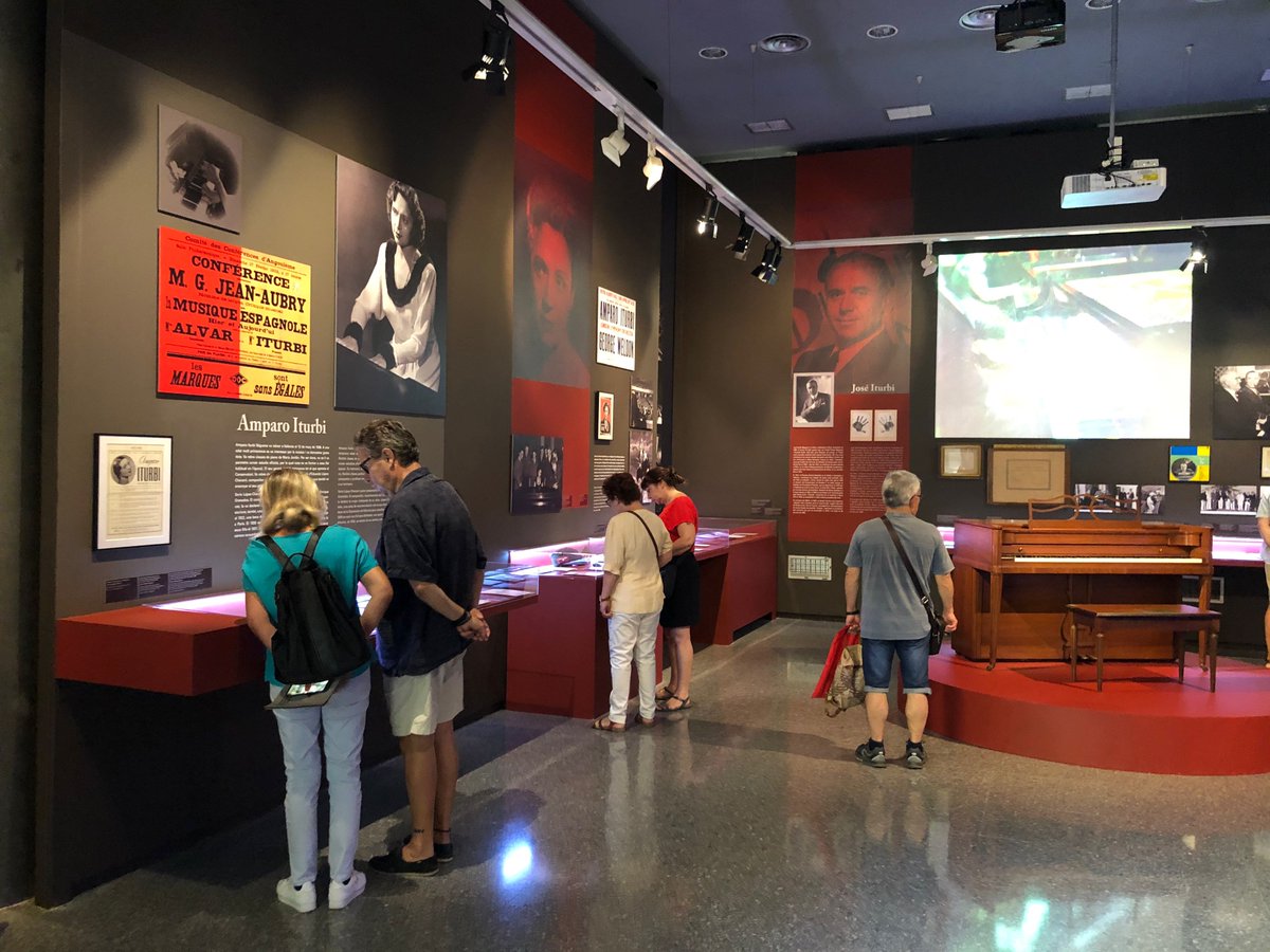 letnomuseu's tweet photo. 🔴 Fins demà 29 es podrà veure l’exposició sobre els valencians Amparo i José Iturbi #Iturbis 🎹🎼
La comissària, Inés Sevilla, aprofundeix en l'etapa americana d'aquests famosos intèrprets de piano que donen nom als #PremisIturbi de la @dipvalencia 
@Culturadival @AjuntamentVLC https://t.co/izdJf1t03l