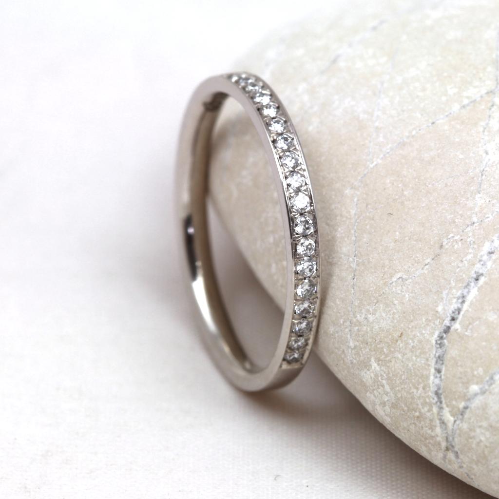 Our 18ct White Gold ‘Dochart’ Ring with 18 bead set diamonds handmade from sustainable alluvial river gold and ethically sourced recycled gold.
buff.ly/2njYDSd
#diamondring #ethicaldiamond #ethicalengagementring