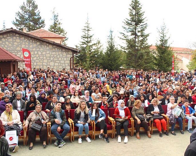 Kastro_fest's tweet photo. Festivalimizin ikinci gününde başarılı şeflerimizden Hazer Amani kendine has tarzıyla “Kastamonu Mutfağına Usta Dokunuşlar”da bulunuyor, kendisine yerel şef Murat Ahcı eşlik ediyor. Siz de bu lezzet dolu etkinliğin bir parçası olmak istemez misiniz?

#kastrofest #gastronomi https://t.co/EAtFdkW5I6