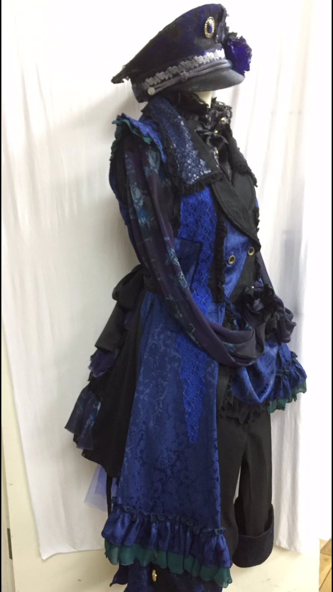 H Naoto בטוויטר H Naotoデザイナーnaoto Animage はハロパで作ったシエル ファントムハイドの衣装が上手くコスプレとファッション の狭間で仕上がった Hydeさんと軍帽と眼帯と膝小僧の神憑り的な要素が融合し破壊力抜群でした アニメの2次元の触れない存在が3
