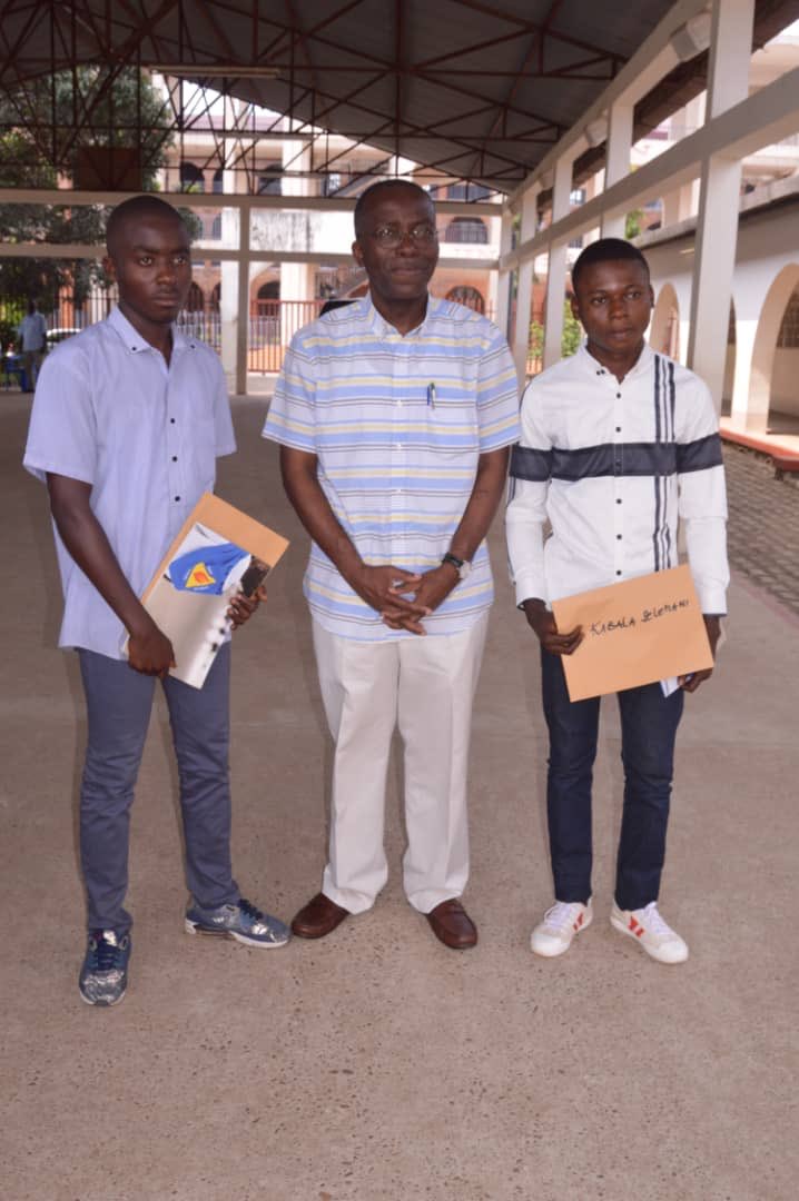 Mapon_Matata's tweet image. Heureux d’avoir attribué à chacun de ces deux meilleurs finalistes de Math Phys du Maniema une bourse pour poursuivre la haute technologie à l’univ.  Mapon à Kindu. Il s’agit de Kabala S. de l’inst. de Kindu et Bitangalo M. de l’inst. Kasuku. De Kindu, je leur dis : Bon vent !