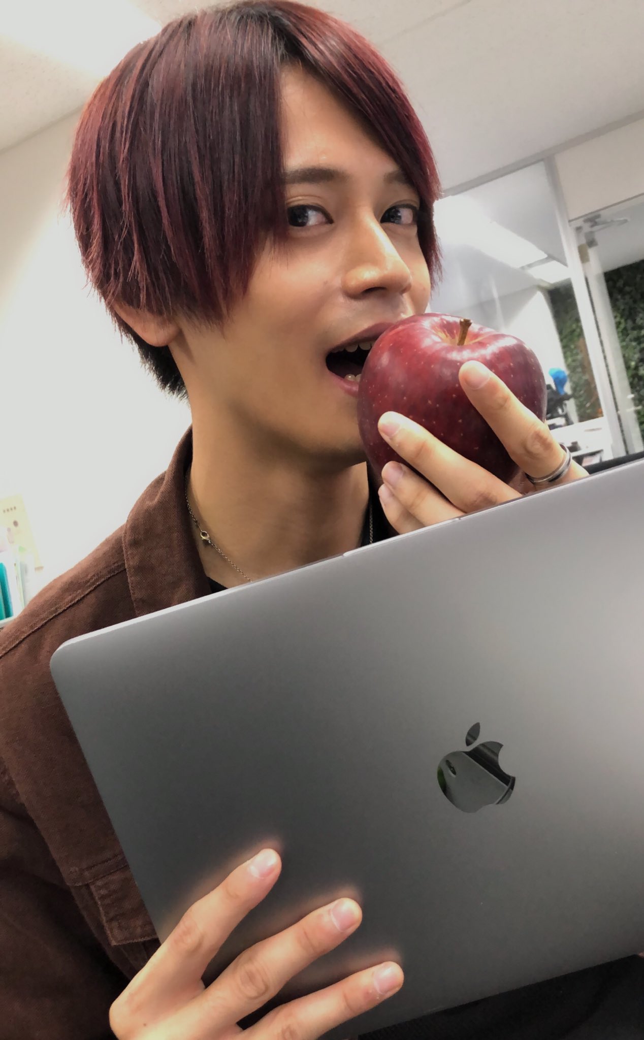 Melogappa やっほーーー 今日撮影したので明日動画アップしますねーーー 画像はアップルつながりでリンゴを かじる森くんですwwwwwwうぜぇwwwww さくま T Co Xs8pvroi9t Twitter