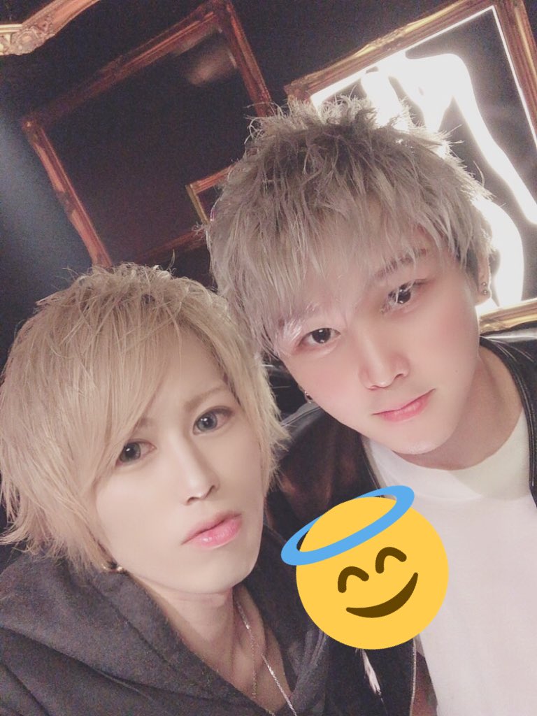 gd_lin_'s tweet photo. 昨日は永遠と写メ撮った後に
永遠の実の兄の刹那さんとも
写メ撮った(。・ω・。)
なんだかんだ2人で撮ったのは
初めて?!
よく話しかけてくれる
良いカマカマ先輩😈
#ホスト #歌舞伎町ホスト #歌舞伎町 #新宿 #gd #TOPDANDYIOS #アイオス #v系 #バンギャ https://t.co/ayQp4A3MU3