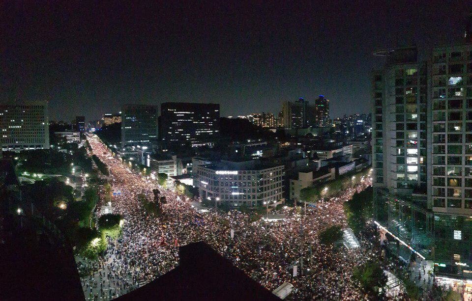 leesanghoC's tweet photo. 이 시각 서초동.. 고발뉴스 150만 인파 인증샷 https://t.co/x5gnLPc4Y5