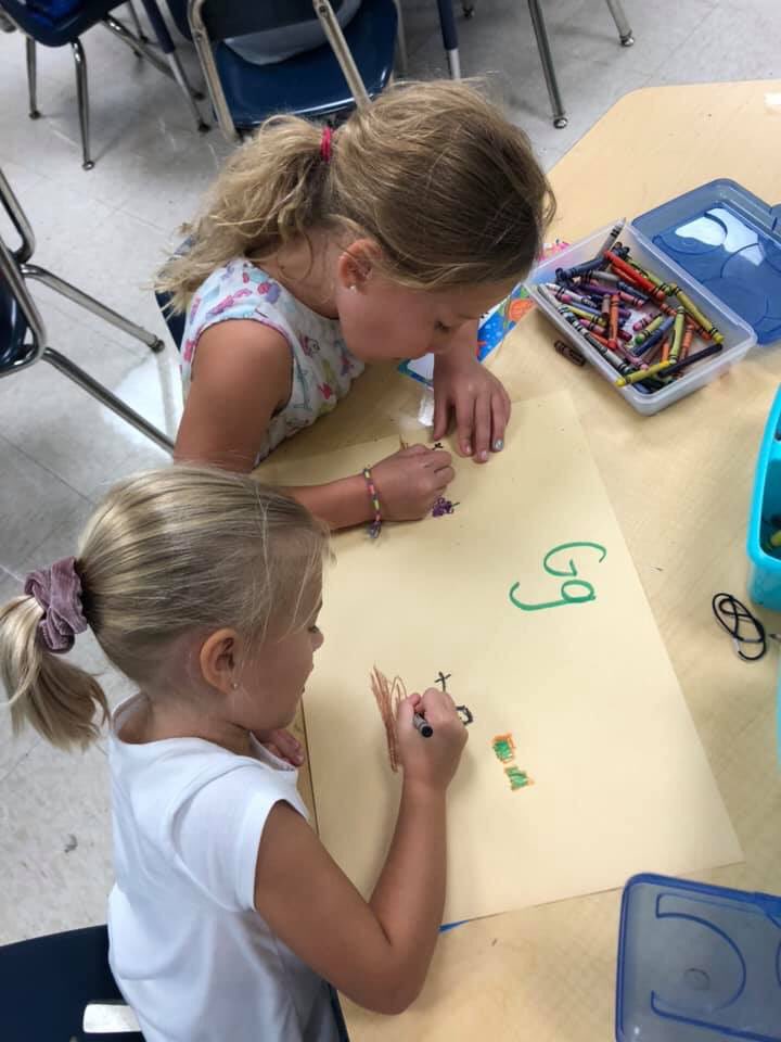 finsupavidstem's tweet photo. Kindergarten at Sugarloaf School...never to early to introduce #AVID strategies. Collaborative conversations for phonics. #thisisavid #msosborn #growthmindset @AVID4College @finsupavidstem https://t.co/pt1FN2Rc0F