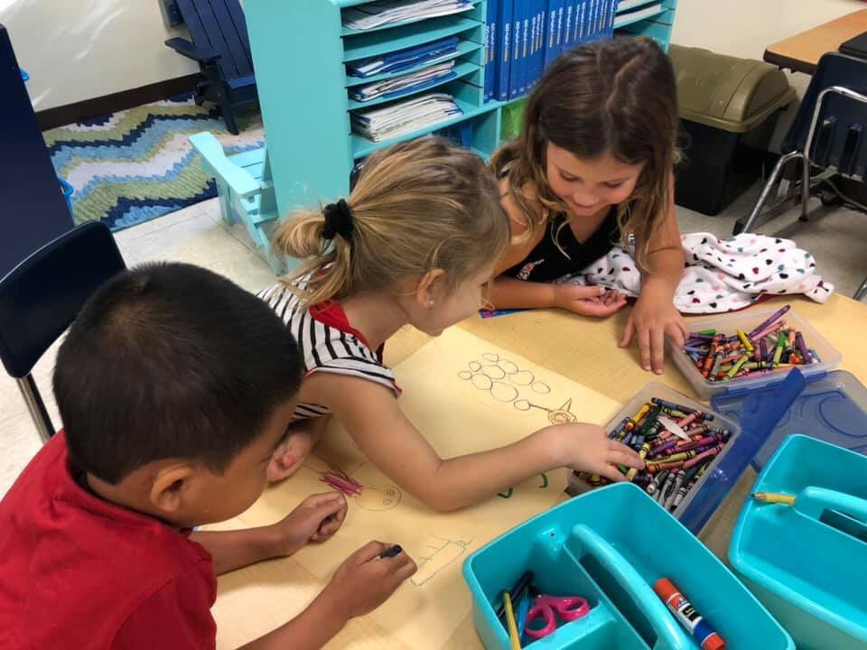 finsupavidstem's tweet photo. Kindergarten at Sugarloaf School...never to early to introduce #AVID strategies. Collaborative conversations for phonics. #thisisavid #msosborn #growthmindset @AVID4College @finsupavidstem https://t.co/pt1FN2Rc0F
