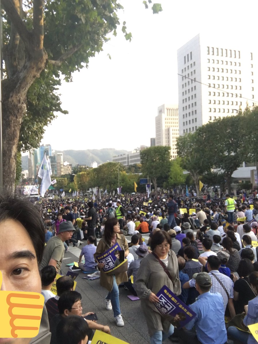 charisclinic's tweet photo. 육아 때문에 길게 같이 못해서 아쉬웠습니다... 그래도 잠깐 같이 그 자리에 있는 것으로 희망을 상당 부분 충전받은 것으로 위로를 삼습니다. 오늘 서초동에 울려퍼진 그 외침이 머지않아 좋은 결실로 돌아오길 기대합니다. https://t.co/BKb1WzEAVy