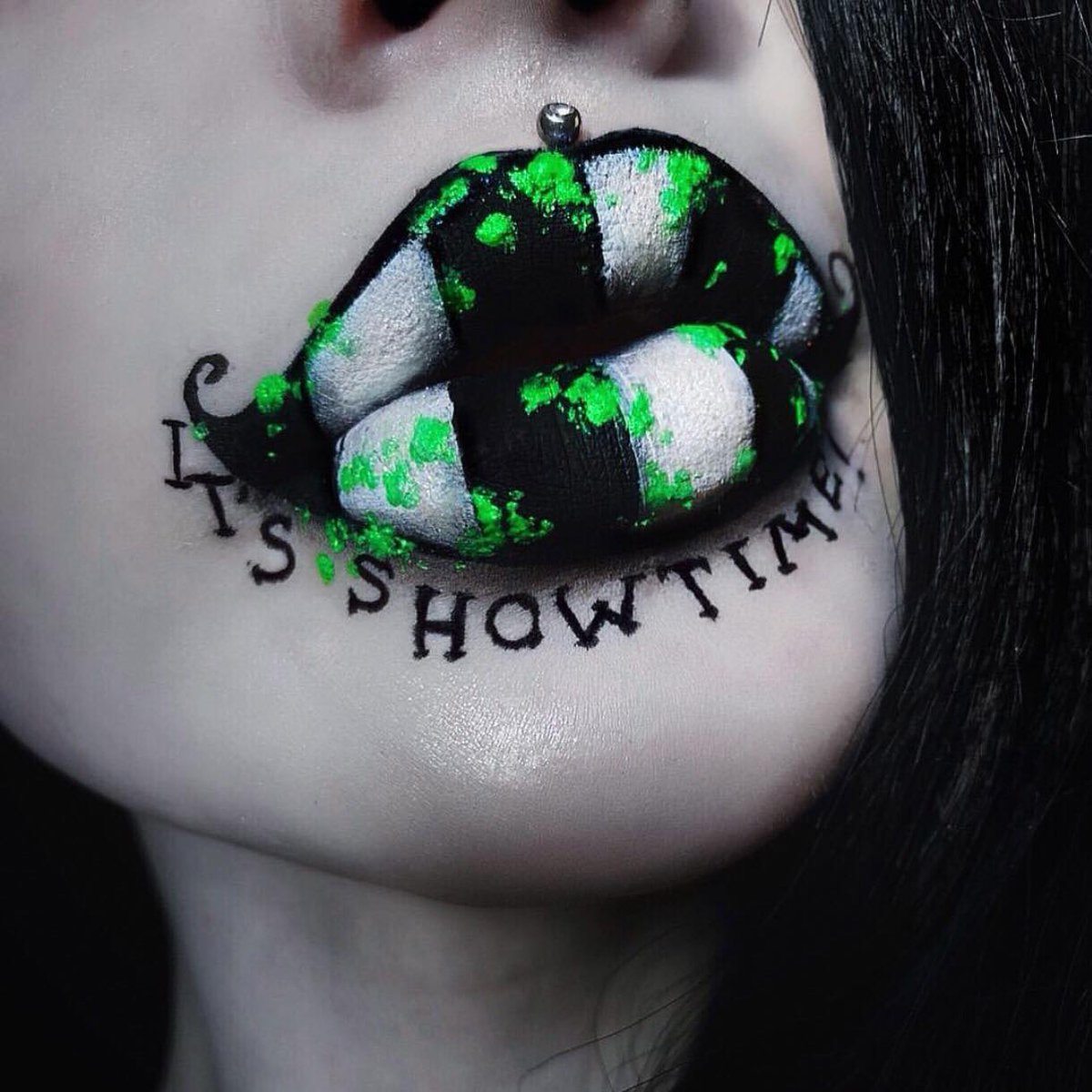JustEssentials1's tweet image. ☠️...It's Showtime...😈

💀 Major make up inspo from @vocallyshook - we're officially in Halloween mode 🎃🧡
.
.
.
#halloween #letsdothis #halloween2019 #inspo #halloweenmakeup #feature #itsshowtime #beetlejuice #makeupskills