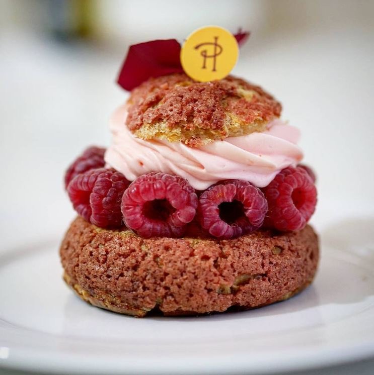 PierreHerme_FR's tweet image. Qu’avez-vous prévu de faire ce #weekend ? 😎 Chez @PierreHerme_FR on va se laisser tenter par le Chou #Ispahan... Pâte à choux, crumble à la framboise, crème de mascarpone à la rose, framboises et letchis 😋 Disponible dans nos boutiques et en ligne ! 📷: bit.ly/2ltU0Eq