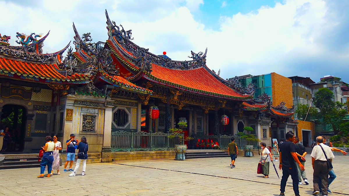 kuma5629145596's tweet photo. In this video we’ll show you Longshan Temple (龍山寺), Taipei.
https://t.co/AKBOFLWRwZ https://t.co/HSt5XL408O
#Longshan #龍山寺 #Taiwan #travel
