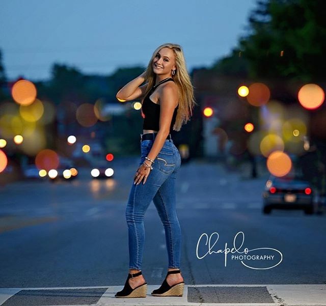 andreachapelo's tweet photo. A smile that stops traffic! Happy Saturday everyone! #chapelophotography #cincinnatiphotographer #daytonphotographer #classof2020 #seniormuse #senioryearmagazine #seniorpictures #seniorphotographer https://t.co/icvJmefSUv https://t.co/JLM6TcUFMO