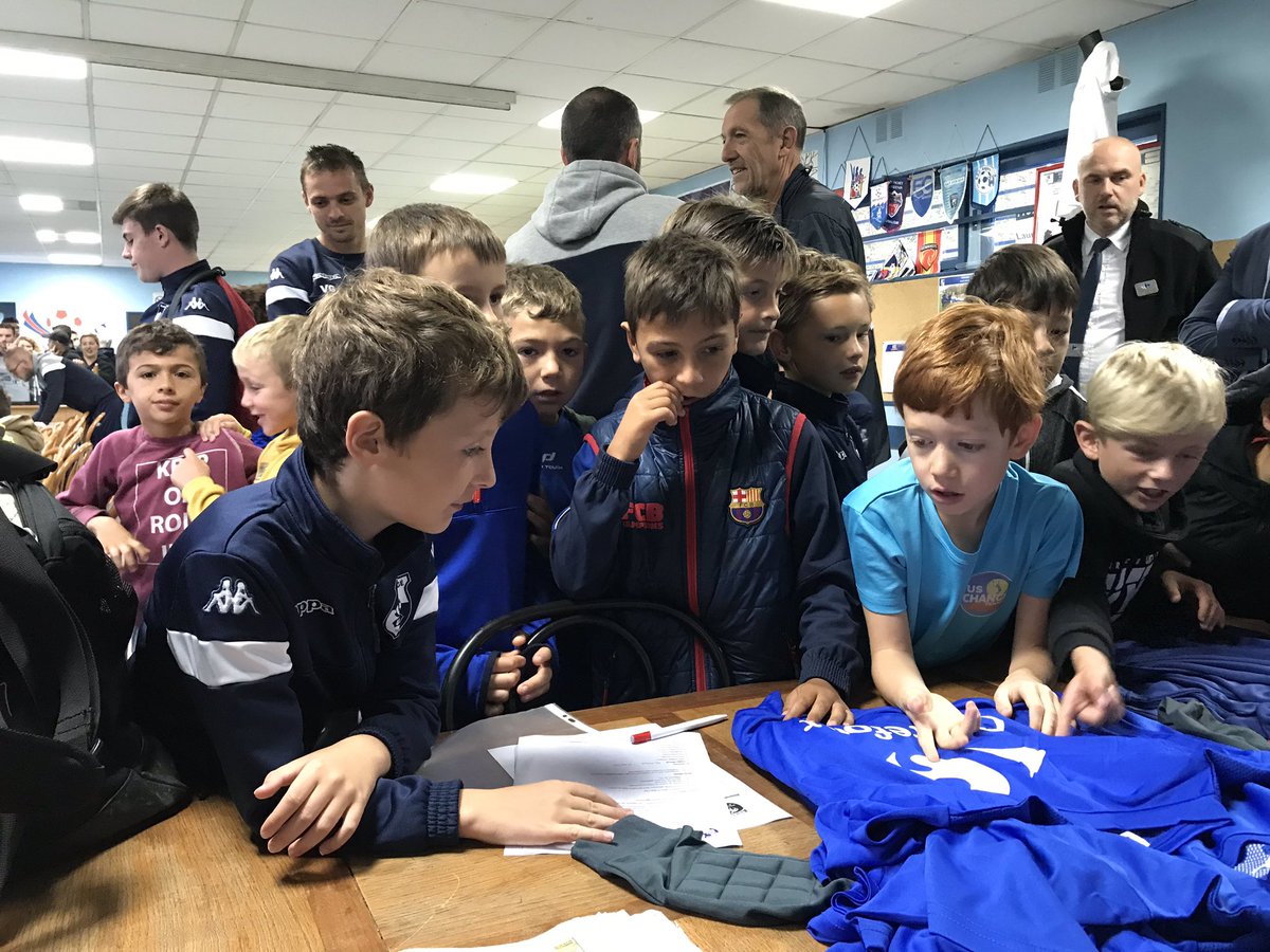 uschangefoot's tweet photo. [#Jeunes]
Ce matin, notre catégorie U10 s’est vue remettre deux jeux de maillots par notre partenaire #Carrefour. Avant cette remise, les jeunes ont pu profiter d’un petit déjeuner idéal avant leur match offert par #Carrefour également. Merci @CarrefourFrance ! ⚽️🔵🍏🍌👕 https://t.co/X3tpgMKLZ9