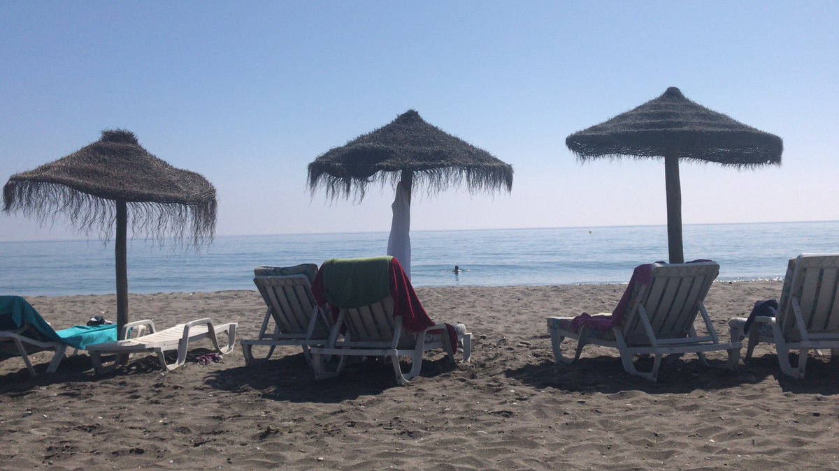 ABee1601's tweet photo. I must say that sitting on the beach in the boiling sun in a bikini at the end of September whilst eating cold pizza from last night listening to the waves is a truly beautiful experience ☀️☀️ https://t.co/L92YygyDCH