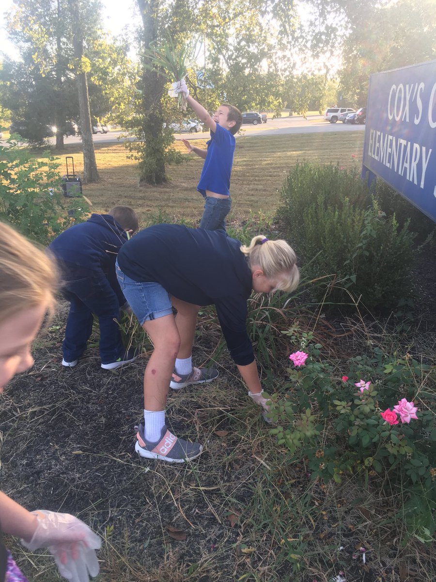 michellesimps0n's tweet photo. We started our Friday morning off right! The classroom divided (Mrs. Zielke’s Oloris and Mrs. Michelle’s Superbias) joined together during our Care and Connect time for one great cause...cleaning up our school grounds! @CoxsCreekElem #CCISCOURTEOUS #NATIONALCOURTESYMONTH https://t.co/WDOthW9Yzs