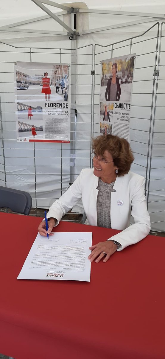 Crips_IdF's tweet photo. Merci Christel Royer, Maire de Le Perreux qui signe l’appel de #LaBoucleduRubanRouge 🎗 et envoie une carte postale 📨 à @EmmanuelMacron pour que la France reste leader dans la lutte contre le virus du #sida. @GlobalFund. 

#CommePromisPresident https://t.co/0FvYrGiQqe
