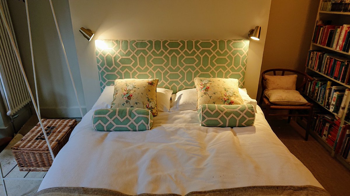 JEC_Electrical's tweet photo. Simple but stylish bed lighting #lighting #bedroomlighting #surfacespotlights https://t.co/jYZHTkzy0F