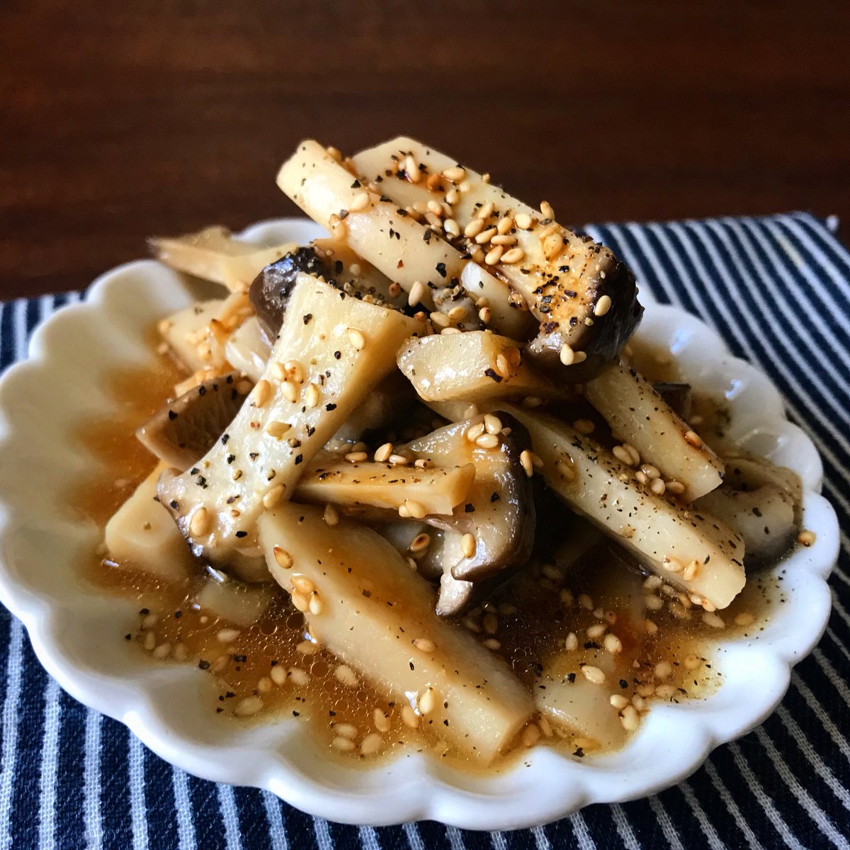 syunkon0507's tweet photo. 試してみて欲しい！

我が人生のエリンギ料理史上1番美味しいかもしれん。冷蔵庫に常備したい

【やみつき油エリンギ】

耐熱容器に［ごま油、めんつゆ(濃縮2倍)各大さじ1と1/2、顆粒鶏ガラ少々］を混ぜ、切ったエリンギを入れ600Wで3分チン。漬けておくだけ

★冷やすと絶品！
★しめじでも美味 https://t.co/ZcbCuLPMe1