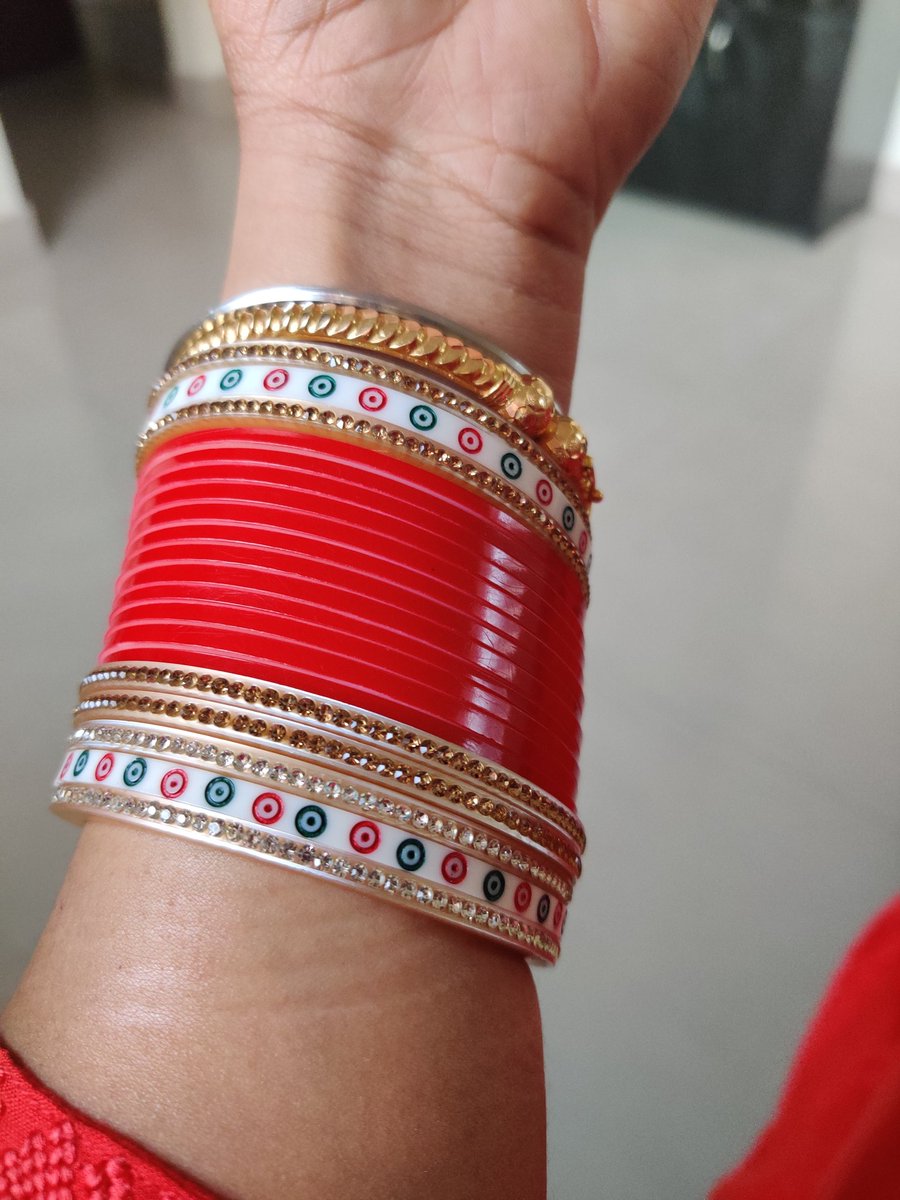 misschauhan89's tweet photo. My favorite thing about Marriage #Chura #Chooda 😍😍 #RedBangles https://t.co/BErIQIDrDX