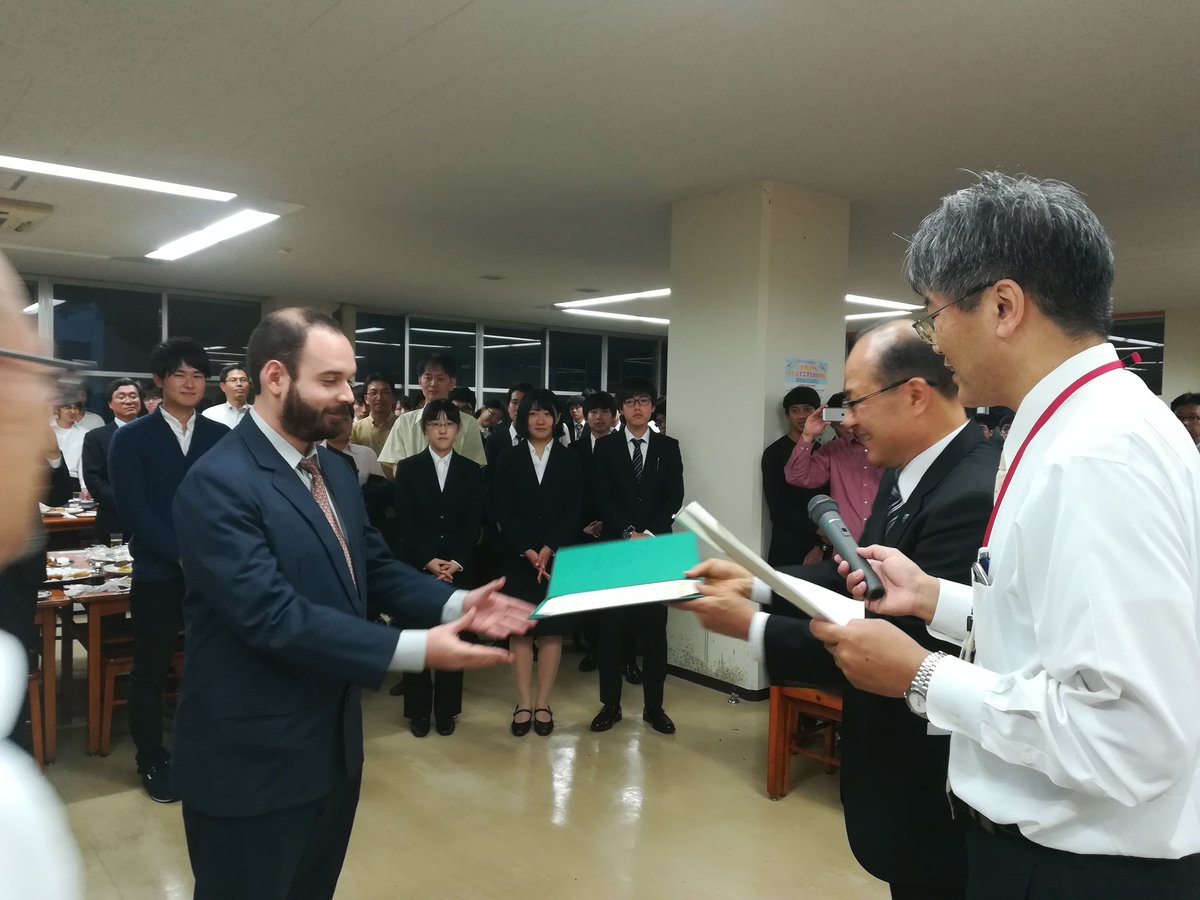 MODO_lab's tweet photo. Hugo Monzón receiving his award at the Shinetsu-Shibu Workshop. @MODO_lab @aliefooghe @BilelDerbel2 @HernanAguirreD https://t.co/V8IM7vgqDj