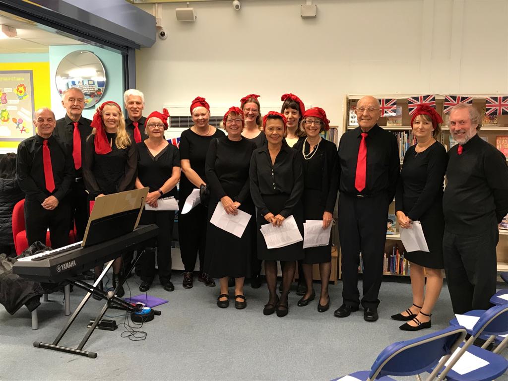 ChoirKey's tweet image. #HanhamLibrary this morning #WW2 stories project performing songs of the period. #Community #Choir #Keynsham