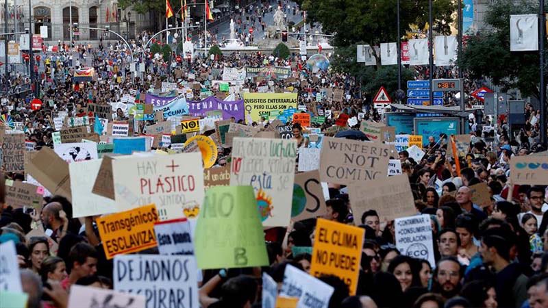 GretaThunberg's tweet photo. Madrid! 150’000 on #ClimateStrike #FridaysForFuture https://t.co/CeLi5DuBov