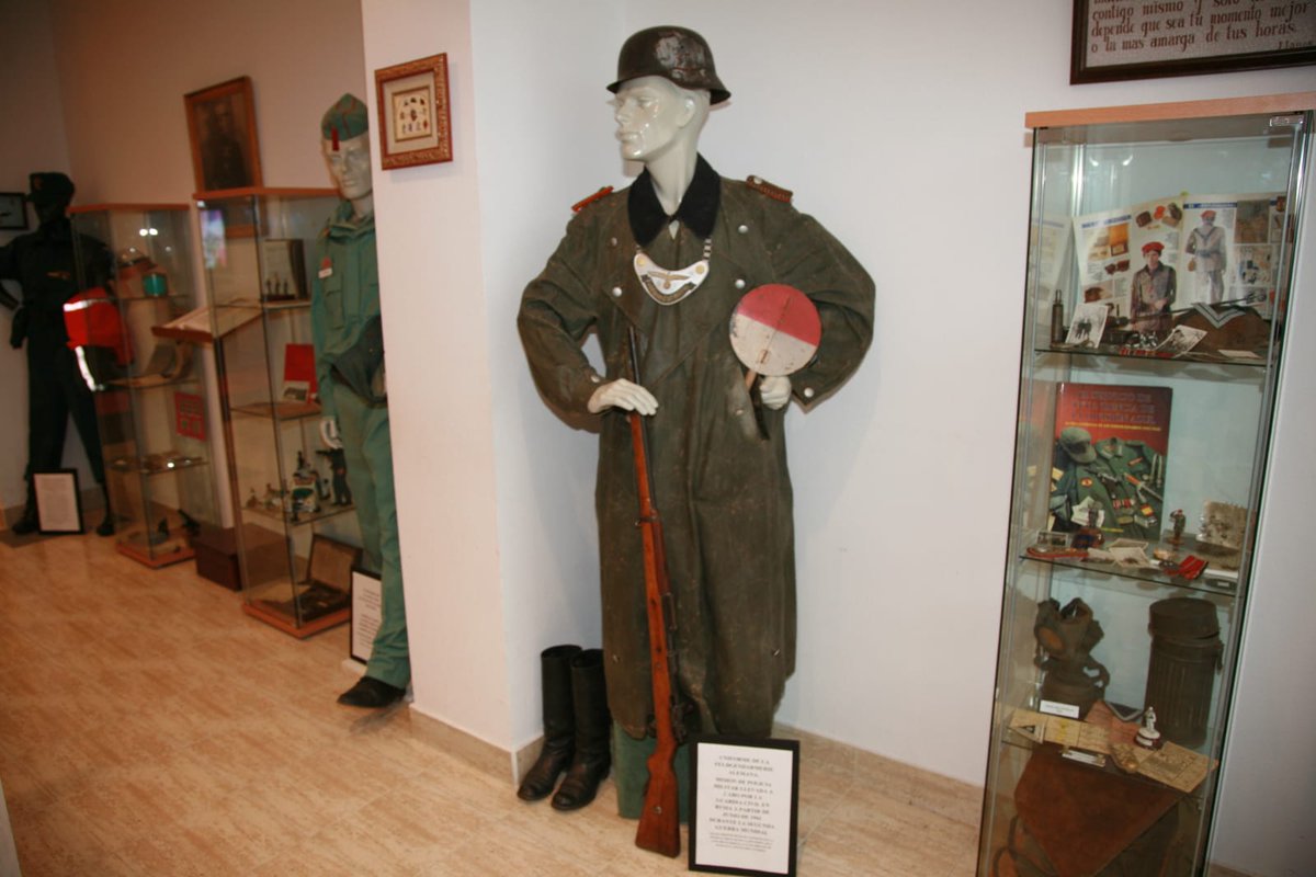 DelGobPaisVasco's tweet photo. @guardiacivil @interiorgob @SubGobAlava @opcgcalava @SubGobGipuzkoa @SubGobBizkaia Se ha inaugurado en el acuartelamiento de Sansomendi una exposición en la que se realiza un recorrido por la historia de la @guardiacivil  en Álava y se muestran diversos documentos, equipaciones, material, medios de dotación y uniformes utilizados en distintas épocas. https://t.co/4CUKnLgxgz