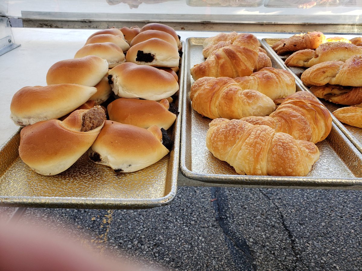 FCBBurl's tweet photo. We are out at the @AldVillageBIA Market today and the sun is shining! Come on out for freshly baked goodies! #bread #croissants #walnutrolls #poppyseedroll and #dobostorta! @BurlingtonTour @burlington_we #burlon #shoplocal
484 Plains Rd East. Right across @ShopprsDrugMart https://t.co/H6QbEc2aLZ