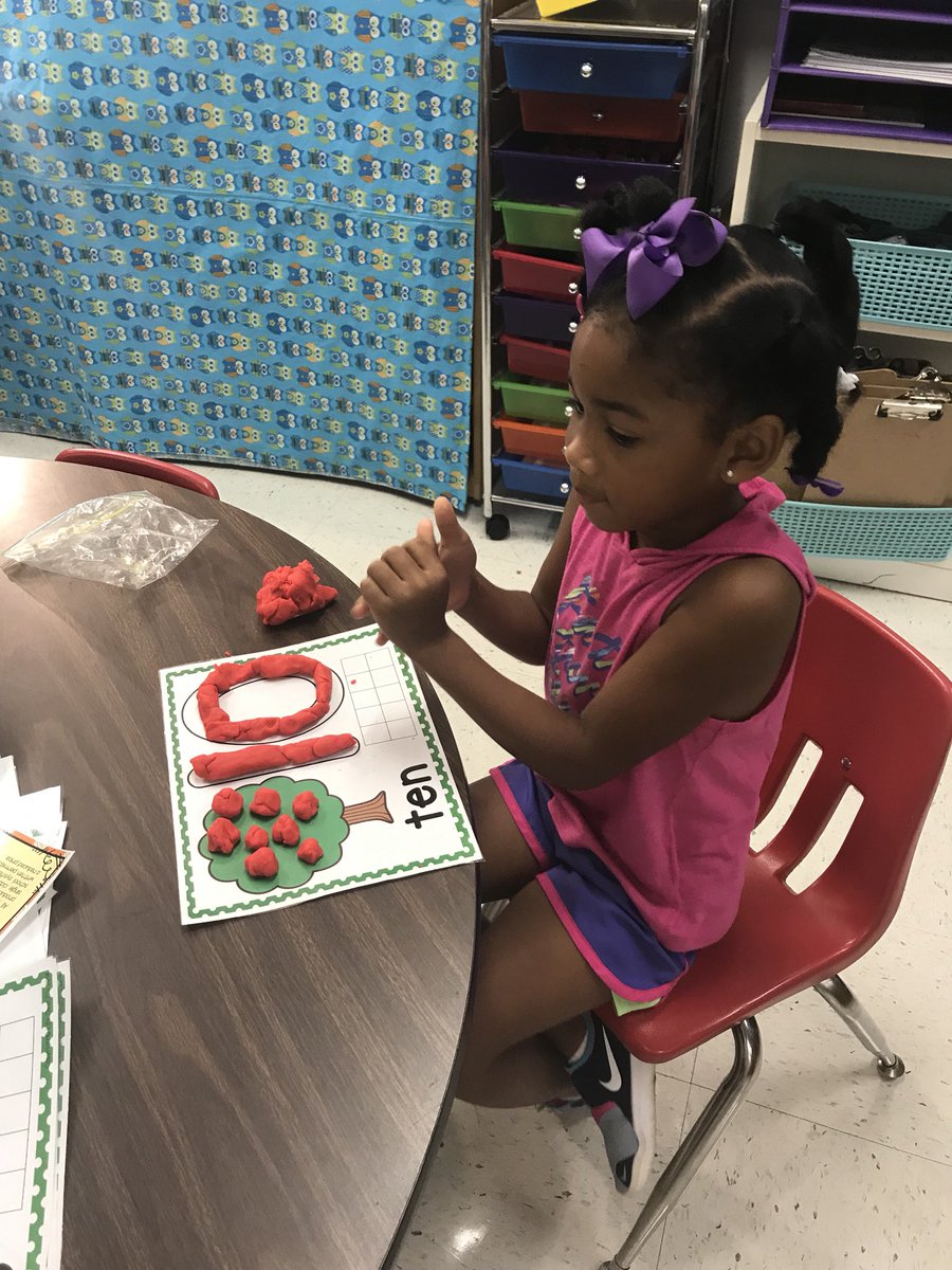 kerridmanning's tweet photo. Apple Day! So much fun! @L3Campbell @BradleyCCES https://t.co/FVWZD7wole